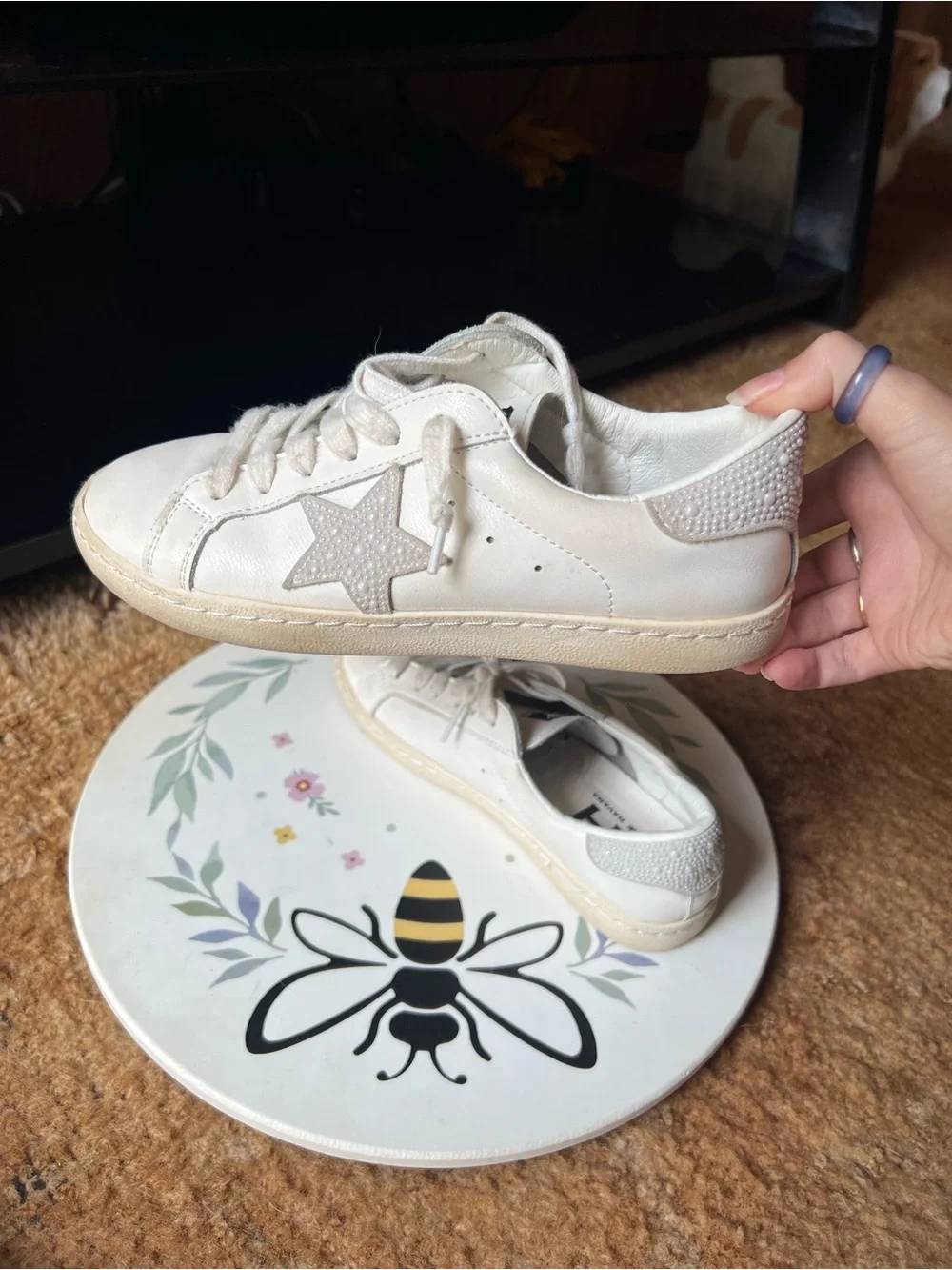 Woman’s VINTAGE HAVANA Carla Sneaker white Pearl Star size 7.